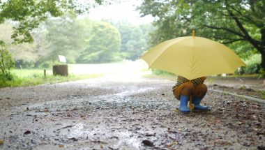 キッズの雨の日コーデ、ポンチョかレインコートどっちがいいの？