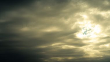 雨の日でも紫外線対策は必要！日焼け止めや晴雨兼用傘が欠かせない理由