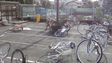 雨の日の自転車通勤対策はレインポンチョが正解 傘 レイングッズの通販 Line Drops