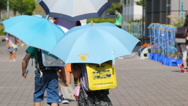 コロナ禍での【傘さし登校】距離を保ちながら熱中症予防もできて一石二鳥