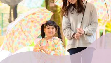 親子でお揃いの傘を使う